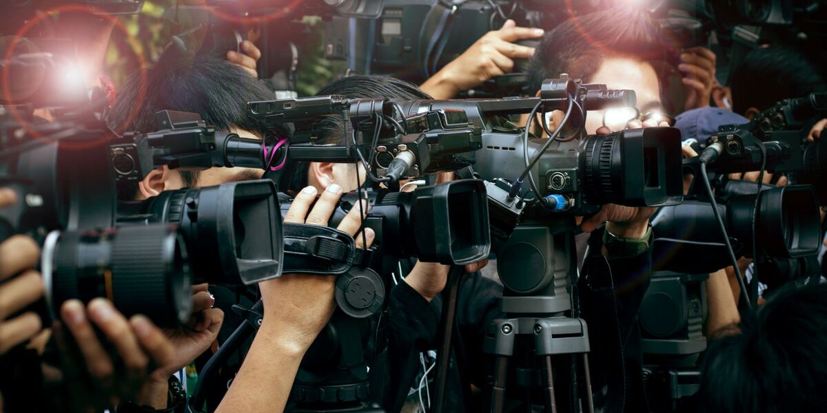 Krisenteam analysiert gemeinsam Daten und Auswertungen an einem Besprechungstisch